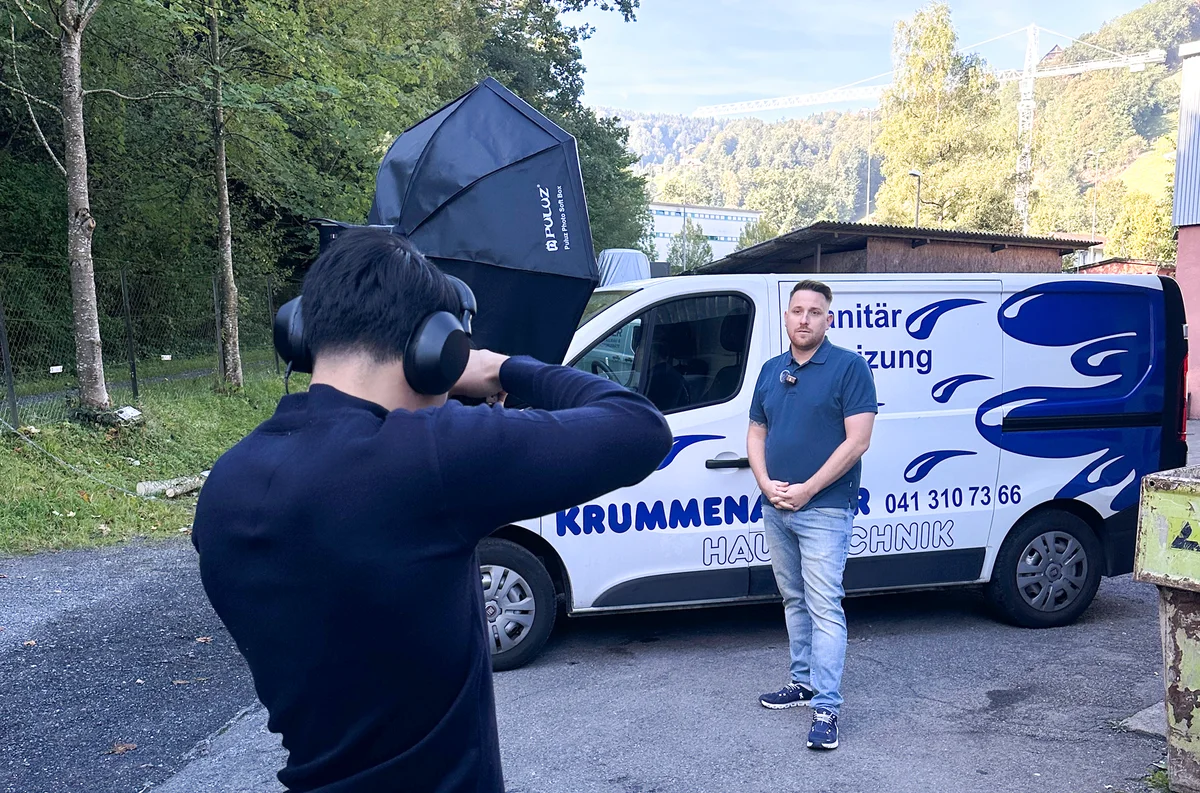 Videoaufnahme vor einem Firmenfahrzeug